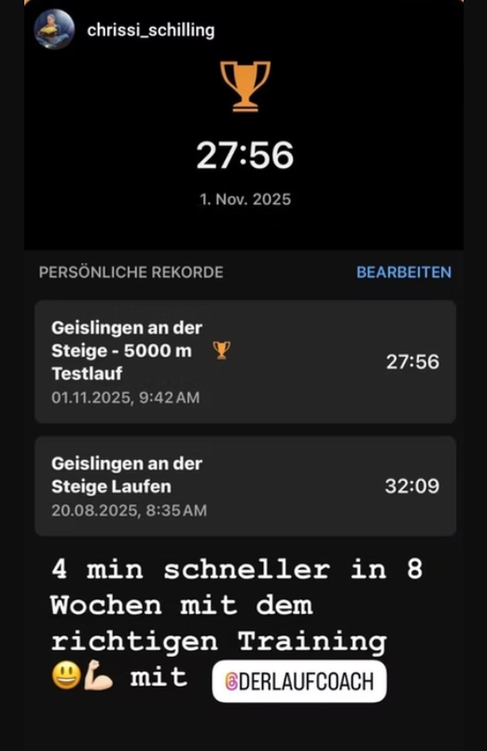 Der Laufcoach - Leistungscoaching und Analyse für Läufer - Ein Screenshot einer Fitness-App zeigt eine persönliche Bestzeit über 5000 Meter in Geislingen an der Steige. Oben ist ein Trophäensymbol mit einer Zeit von 27:56 Minuten vom 1. November 2025 zu sehen. Der deutsche Text unten hebt eine Verbesserung um 4 Minuten innerhalb von 8 Wochen hervor.